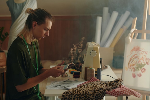 remeselníčka pri výšivke